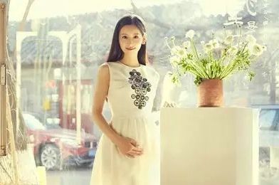 奶茶妹妹时尚孕照曝光 身材如少女静待女儿降生