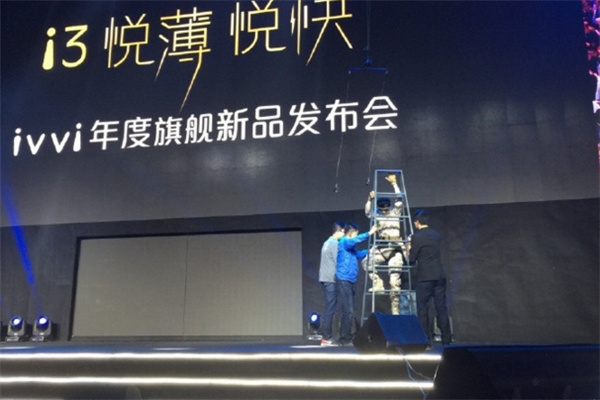ivvi总裁学宋仲基玩“空降” 结果卡在半空下不来
