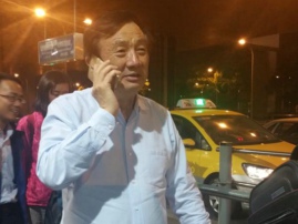 任正非华为食堂排队打饭全程微笑 这是在打谁的脸？