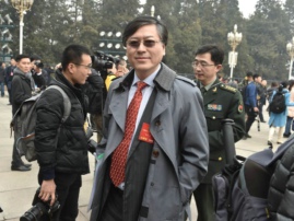 杨元庆贺柳传志获终身成就奖 网友：最大失误是选错接班人